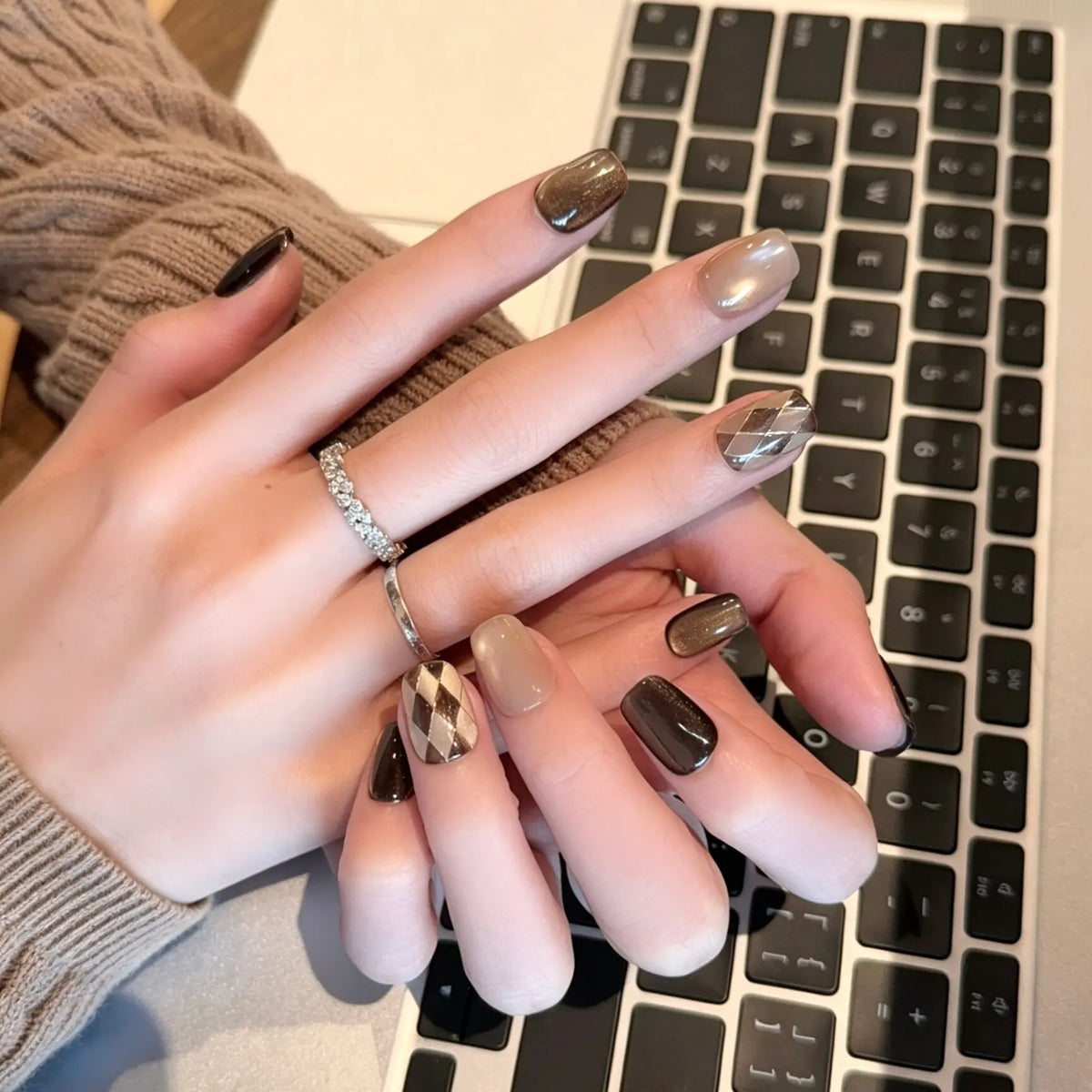 Earl Grey Mocha press-on nails detail image