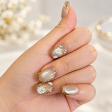 Pillow of Breeze press-on nails detail image