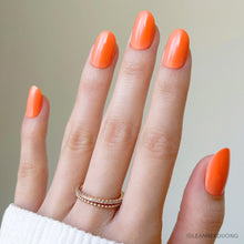 Lisawu Apricot press-on nails manicure lifestyle photo