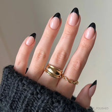 Caviar press-on nails in black shade