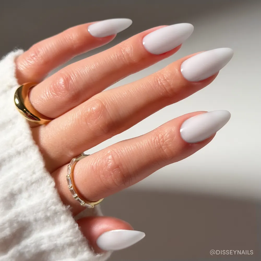 Clouded press-on nails in white shade