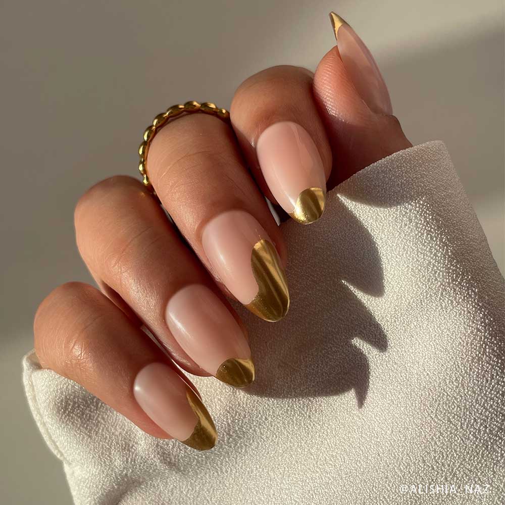 Lisawu Golden Touch press-on nails manicure lifestyle photo