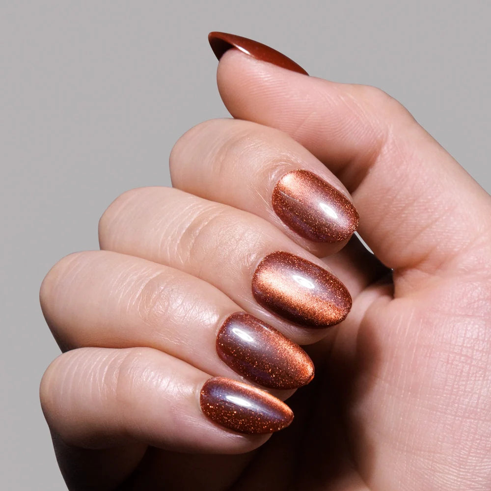 Magnetic Moscow press-on nails with magnetic cat eye finish