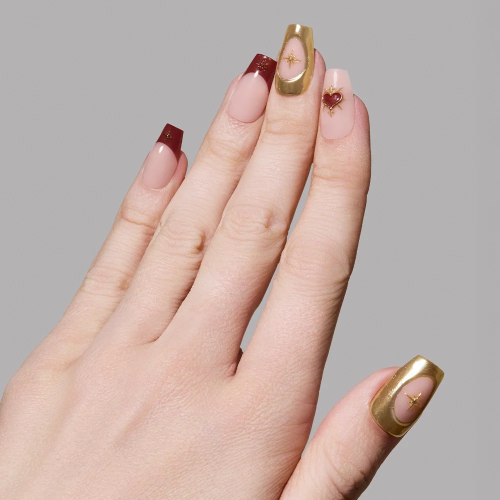 Queen of Hearts press-on nails with glossy finish