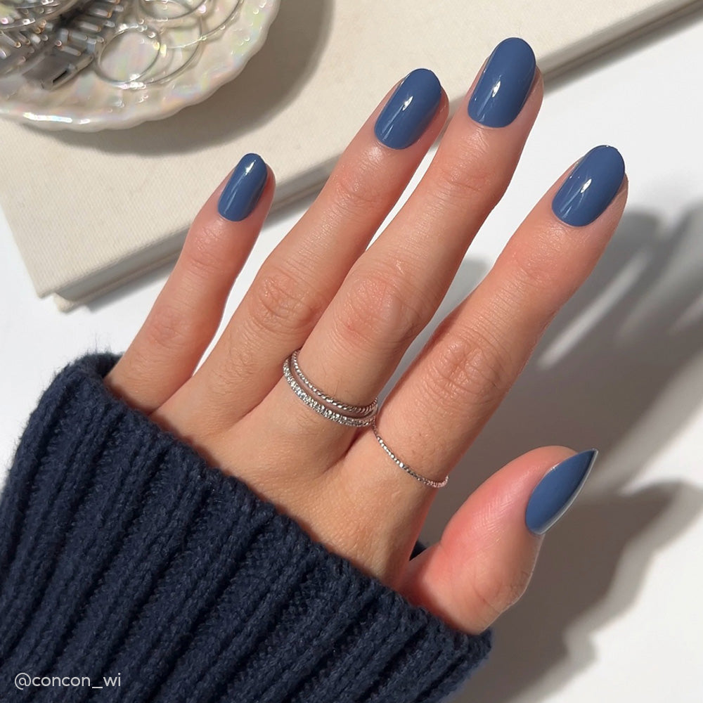 Lisawu Regal Blue press-on nails manicure lifestyle photo