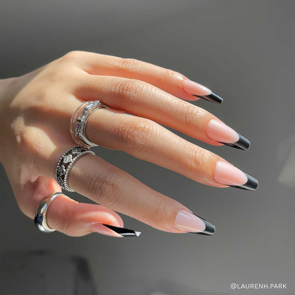 Lisawu Rogue press-on nails manicure close-up