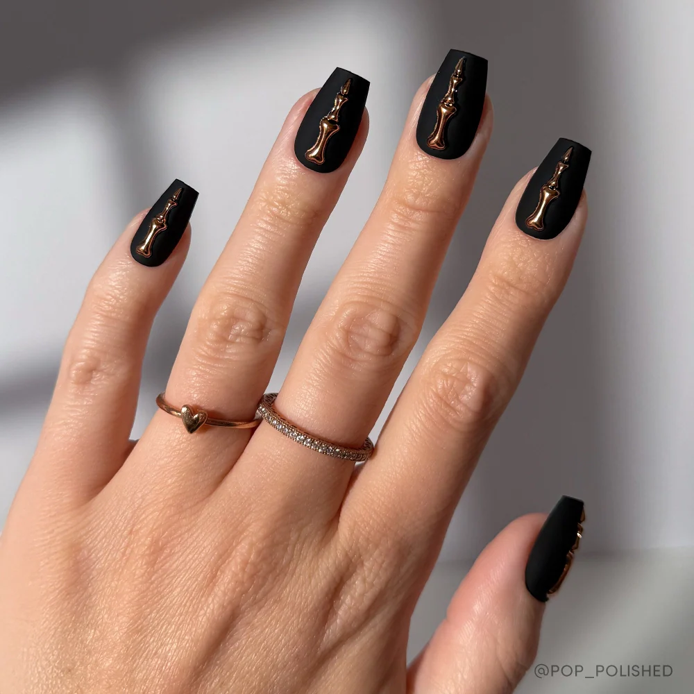 Rosy Remains press-on nails in black shade