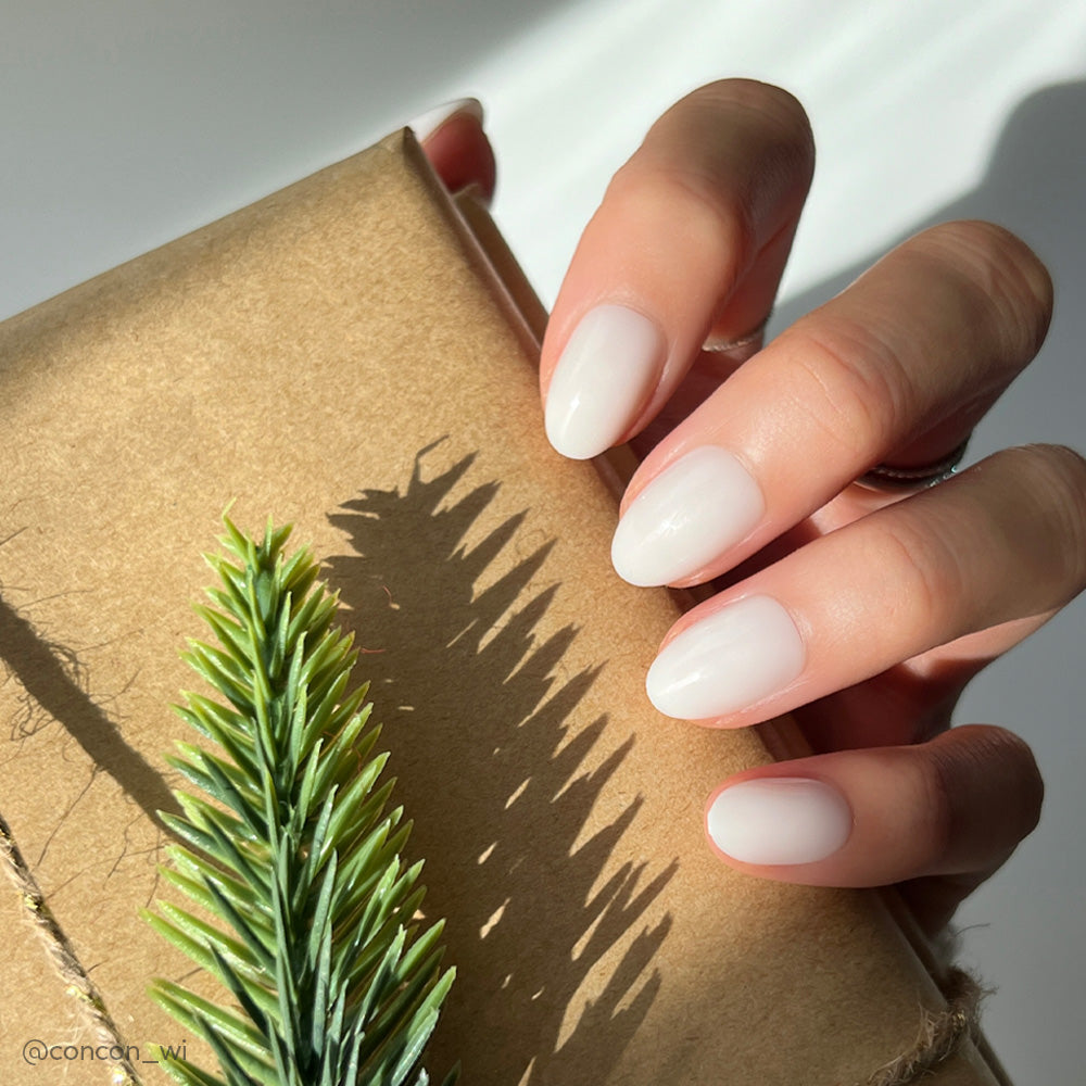 Lisawu White Swan press-on nails manicure lifestyle photo